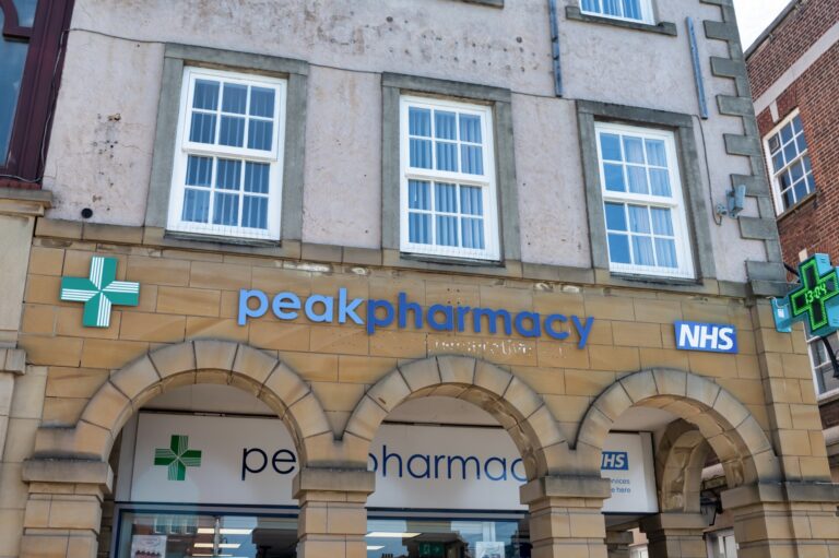Peak Pharmacy -apteekin julkisivu englannissa.