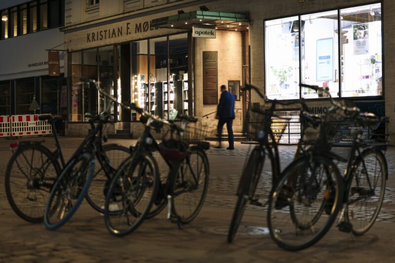 Apteekin eteen on jätetty polkupyöriä Kööpenhaminassa.