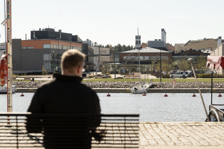 Apteekkari Jarno Kaarlas Porvoonjoen rannalla.