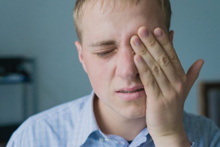 Toispuoleinen kova päänsärky ja migreeni miehellä