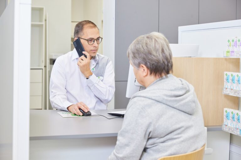 Farmaseutti selvittää puhelimessa asiakkaan lääkkeelle korvaavaa vaihtoehtoa.